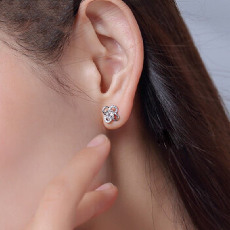 Lucky four-leaf clover silver needle earrings female mini earrings temperament personality earrings simple fashion earrings